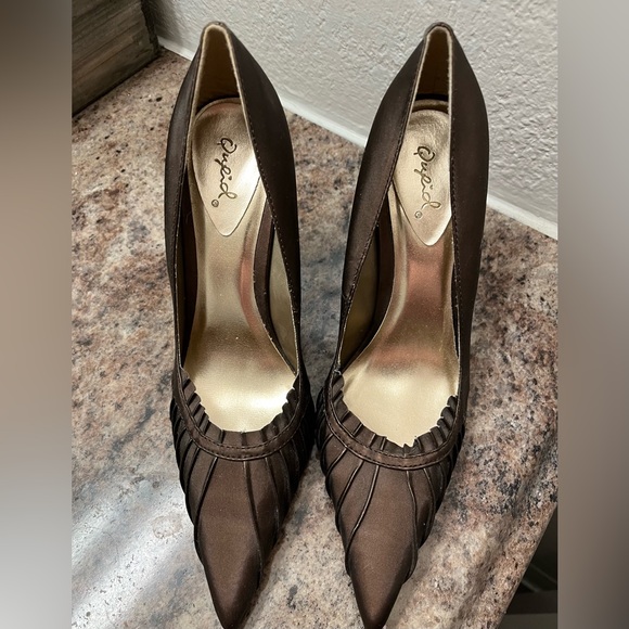 Gorgeous Brown Satin Covered Stilettos w/ Pointed Toe - Picture 3 of 3